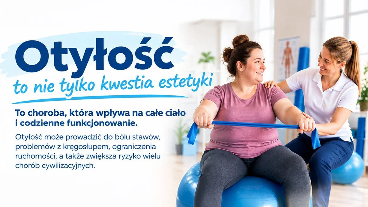 Fizjoterapeutka pomagająca pacjentce wykonującej ćwiczenia z taśmą oporową siedząc na piłce rehabilitacyjnej. Obok widnieje napis: „Otyłość to nie tylko kwestia estetyki”.